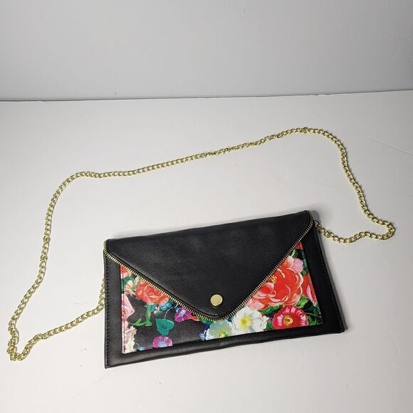 Steve Madden Handbags - Steve Madden fold over crossbody purse floral black chain